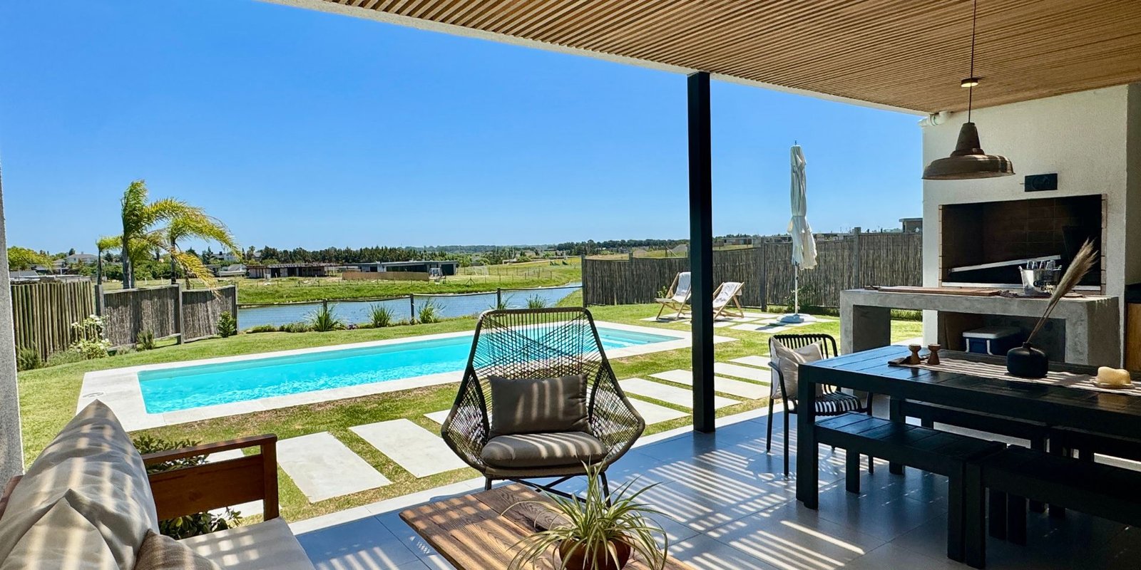 Terraza con piscina y vista al lago